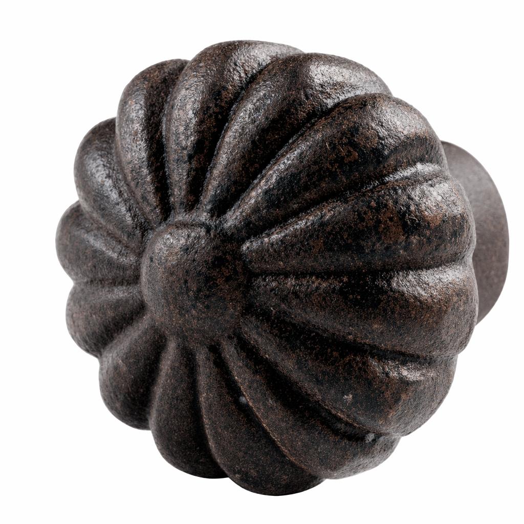 Gedigen blomknopp i metall